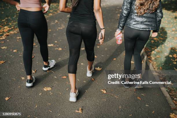 woman in sportswear walk on a path - leggings - fotografias e filmes do acervo