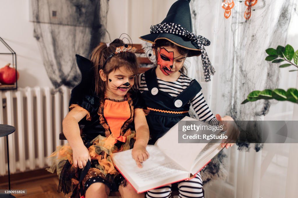 Dos Lindas Hermanas Leyendo Cuentos De Hadas Espeluznantes Para Halloween  En Casa Foto de stock - Getty Images