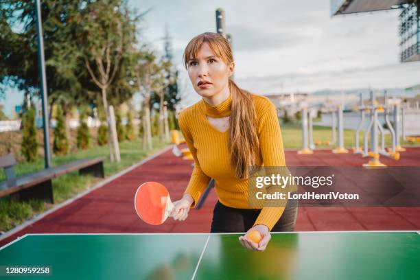 vrouw die lijsttennisspel speelt - women's table tennis stockfoto's en -beelden