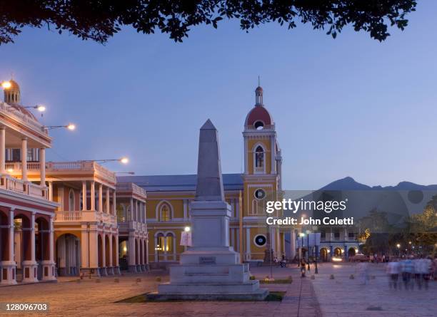 nicaragua, granada, cathedral of granada, independence plaza with mombacho volcano - ニカラグア グラナダ ストックフォトと画像