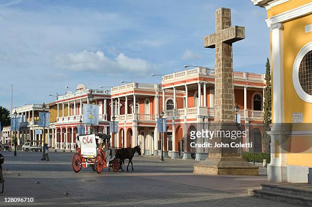 nicaragua, granada, independence plaza, horse and carriage with colonial homes - ニカラグア グラナダ ストックフォトと画像