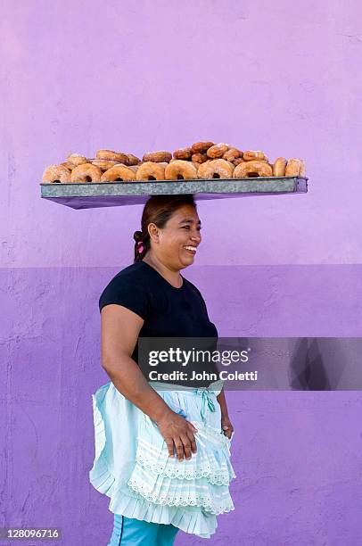 nicaragua, granada, street vendor with donuts - ニカラグア グラナダ ストックフォトと画像