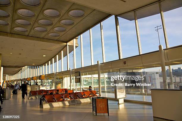 glass and sloping ceiling features in passenger waiting area, aerogare 2, terminal d, charles de gaulle airport, paris, france - roissy en france fotografías e imágenes de stock