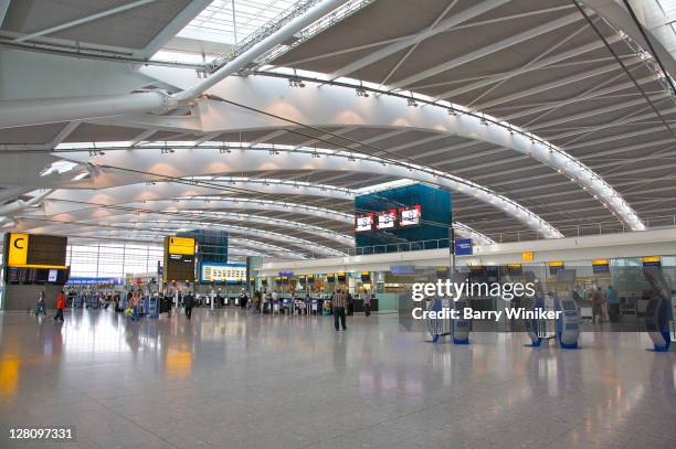 charles de gaulle airport, paris, check-in area in aerogare 2, terminal 2e, for international departures - airport indoor stockfoto's en -beelden