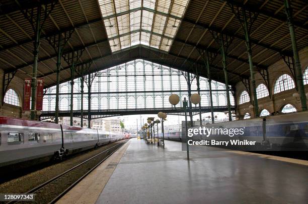 gare du nord landmark train station, interior, looking toward the historic shed, paris, france - train platform photos et images de collection