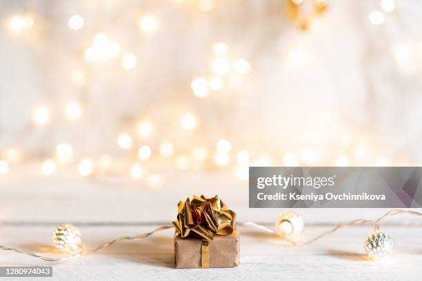 christmas gift and christmas ornaments - gift box tag stock-fotos und bilder