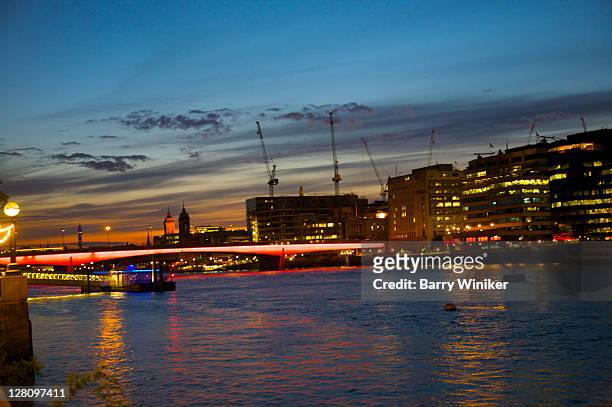 red lights of london bridge at dusk, london, england, united kingdom - london 1970s stock pictures, royalty-free photos & images