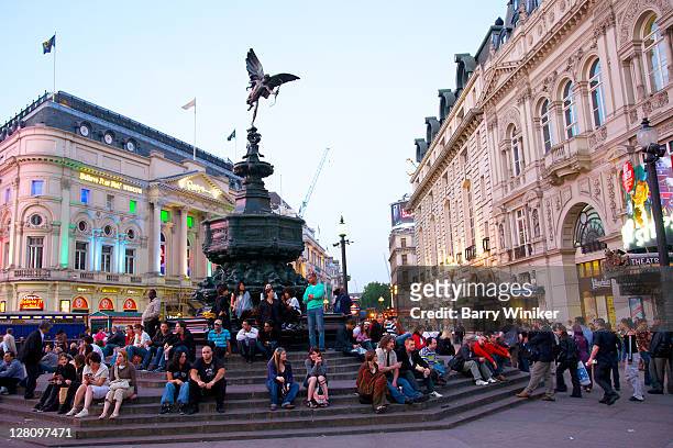 people near statue at piccadilly circus, london, united kingdom - picadilly circus stockfoto's en -beelden