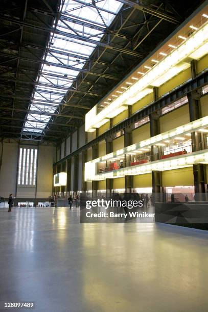 turbine hall at tate modern, london, united kingdom - tate modern stock-fotos und bilder