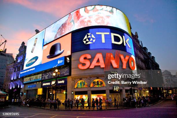 illuminated signs on building at piccadilly circus, london, united kingdom - piccadilly circus stock-fotos und bilder