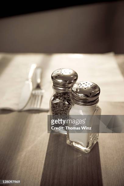 salt and pepper shakers, morro bay, ca - pfefferstreuer stock-fotos und bilder