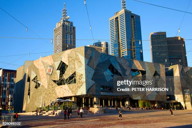 federation square, melbourne, victoria, australia - federation square fotografías e imágenes de stock