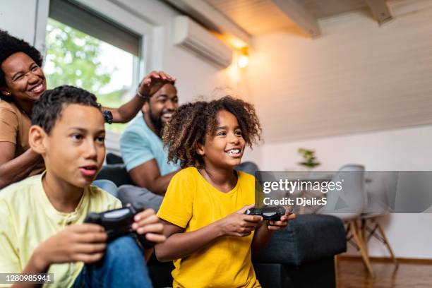 familie die videospelletjes samen thuis speelt. - game four stockfoto's en -beelden
