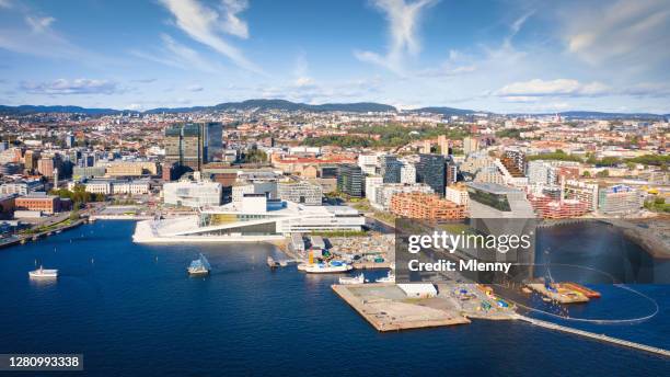 norwegen oslo stadtbild luftpanorama waterfront im sommer - waterfront stock-fotos und bilder