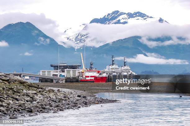 hafen von valdez, alaska - alaska location stock-fotos und bilder