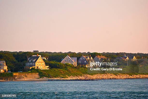 various waterfront homes at sunset along coast in woods hole, cape cod, ma - martha's vineyard stockfoto's en -beelden