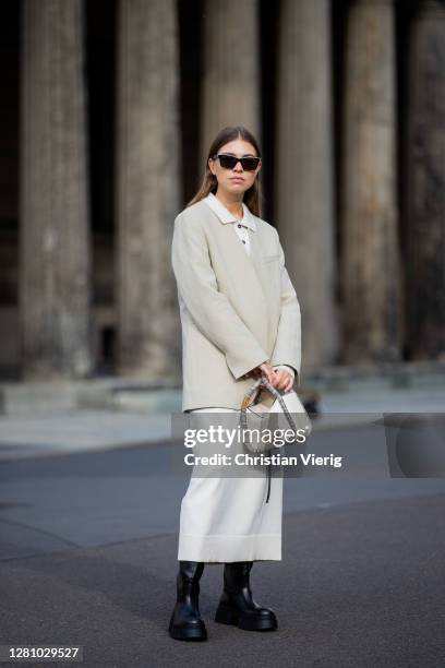 Swantje Soemmer is seen wearing creme white Blazer - Arket, knitted dress Zara, black boots - Zara, white bag Boyy, sunglasses - Chanel, black belt -...