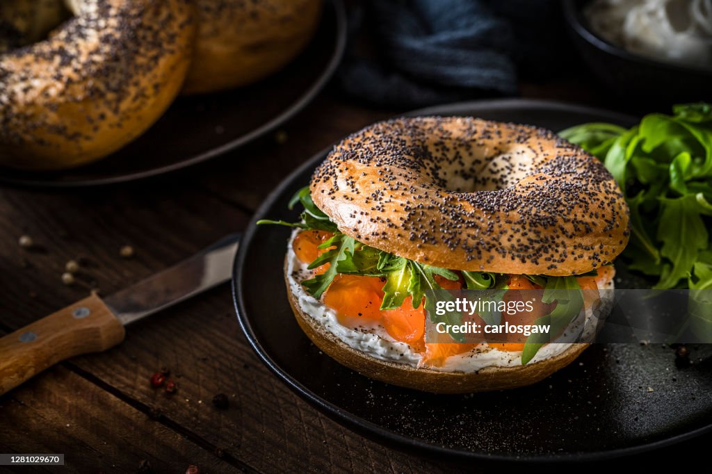 Mohn-Bagel mit Käsecreme, Räucherlachs und Rucola