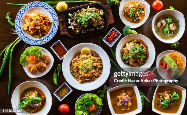 thai food displayed on table. - thailändische küche stock-fotos und bilder