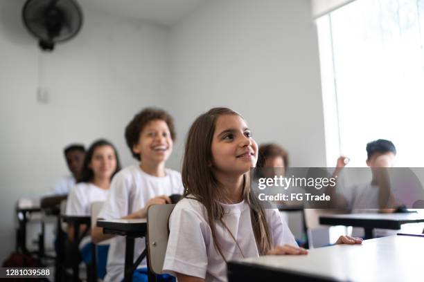 estudiantes de primaria en el salón de clases en la escuela - uniforme fotografías e imágenes de stock