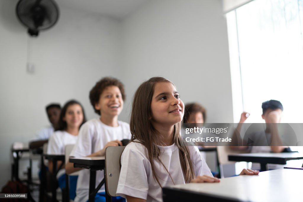 Alunos do ensino fundamental na sala de aula da escola