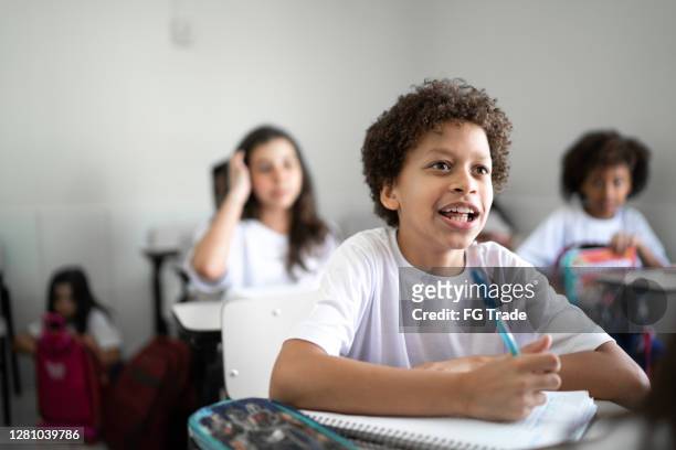 schüler lernen im klassenzimmer in der schule - staatliche schule stock-fotos und bilder