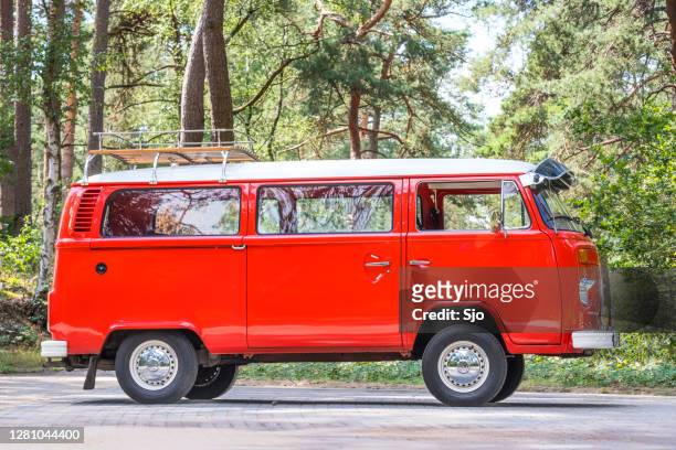 klassieke volkswagen transporter t2 busje van de tweede generatie geparkeerd in een bos - volkswagen stockfoto's en -beelden