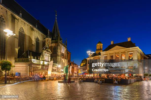 plaza grote markt en el centro de la ciudad de zwolle por la noche - zwolle fotografías e imágenes de stock