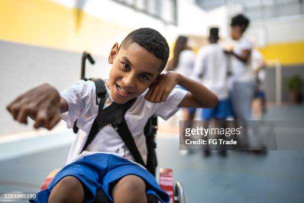 portret van student met onbekwaamheid in sportenhof bij school - boy workout in gym stockfoto's en -beelden