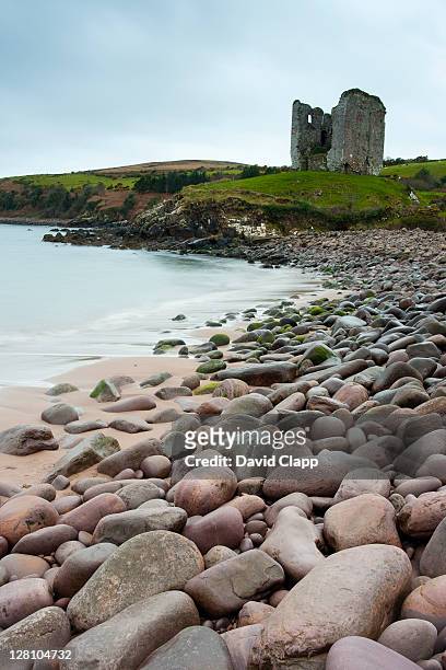 minard castle, a ruined fortification at minard head, dingle peninsula, county kerry, republic of ireland - ireland castle stock pictures, royalty-free photos & images