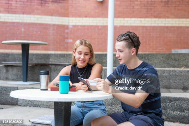 pessoa fazendo uma compra usando um cartão de crédito e seu telefone - interracial couple teen urban - fotografias e filmes do acervo