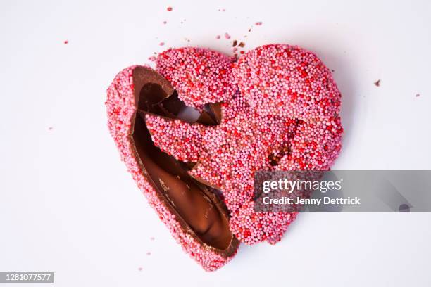 broken chocolate heart - chocolate heart stockfoto's en -beelden