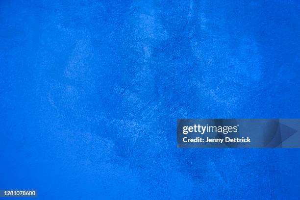 textured wall background - royal blue stock-fotos und bilder