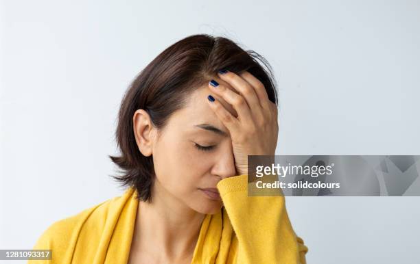 donna in depressione - portrait white background male foto e immagini stock