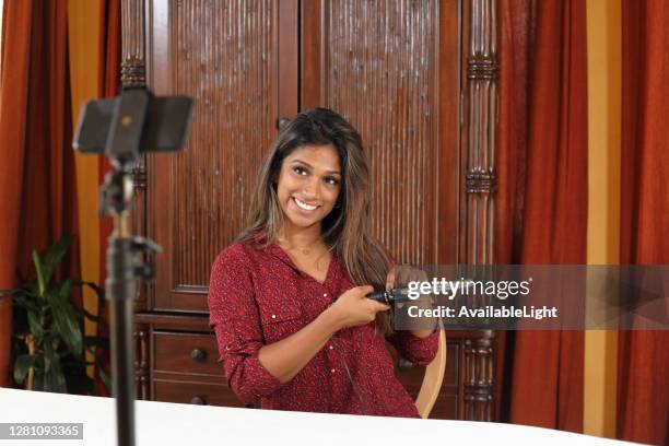 afroamerikanische blogger lehrt haar curling ms horizontal - lockenstab stock-fotos und bilder