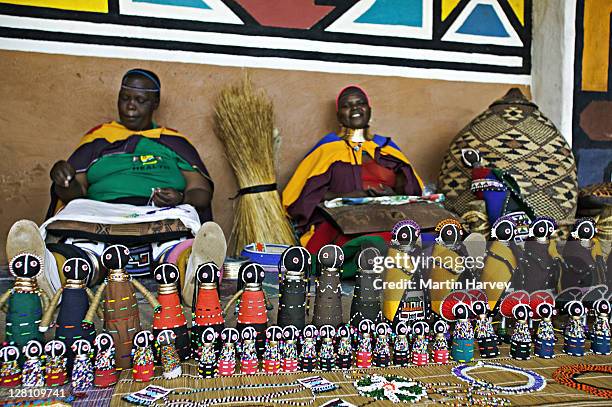 ndebele women make colorful dolls in the style of traditional ndebele costumes. lesedi cultural village near johannesburg, south africa - ndebele dolls fotografías e imágenes de stock