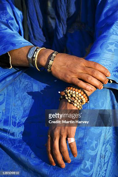 detail of hands and jewelry of tuareg man dressed in traditional clothing. morocco - touareg fotografías e imágenes de stock