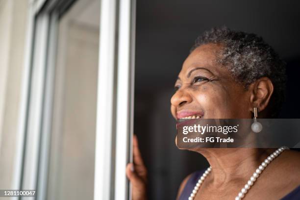 donna anziana premurosa che guarda la vista - self satisfaction foto e immagini stock