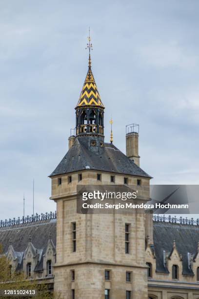 the conciergerie tower, a 14th century palace and prison - paris, france - palais de justice paris imagens e fotografias de stock