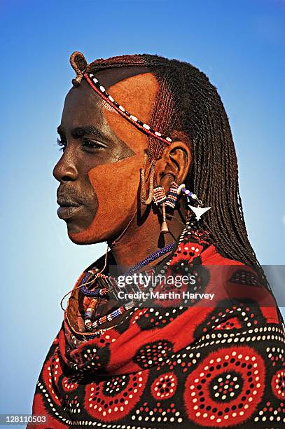 maasai people. men commonly mix ochre and oil to color their hair and skin red. near amboseli national park, kenya - native african ethnicity 個照片及圖片檔