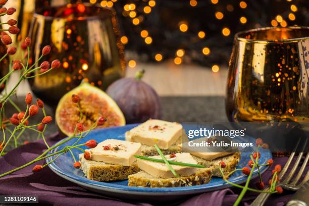 foie gras on wholewheat bread - christmas food photos et images de collection