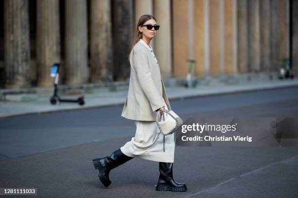 Swantje Soemmer is seen wearing creme white Blazer - Arket, knitted dress Zara, black boots - Zara, white bag Boyy, sunglasses - Chanel, black belt -...