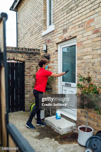 il tuo pacchetto è qui - bussare foto e immagini stock