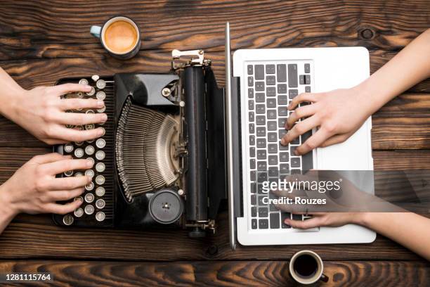 alte schreibmaschine und laptop im einsatz - neu stock-fotos und bilder