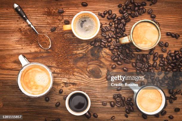 colección de tazas de café, café en una fila - grano cafe fotografías e imágenes de stock