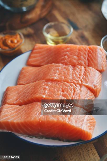 het bereiden van pittige zalmkom met rijst, wortelen, komkommer en avocado - salmon steak stockfoto's en -beelden