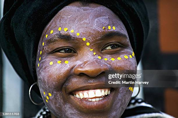 portrait of xhosa woman in traditional dress and makeup. lesedi cultural village near johannesburg, south africa. - xhosa volk stock-fotos und bilder