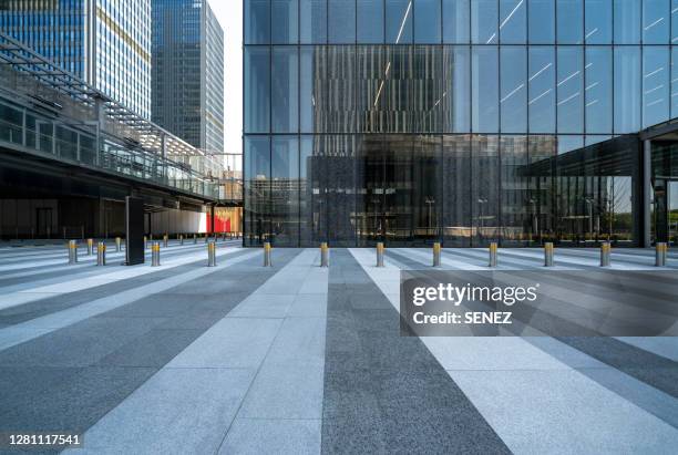 empty square by modern architectures - glass building road stockfoto's en -beelden