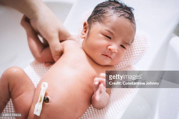 newborn baby with umbilical cord bathing - umbilical cord 個照片及圖片檔