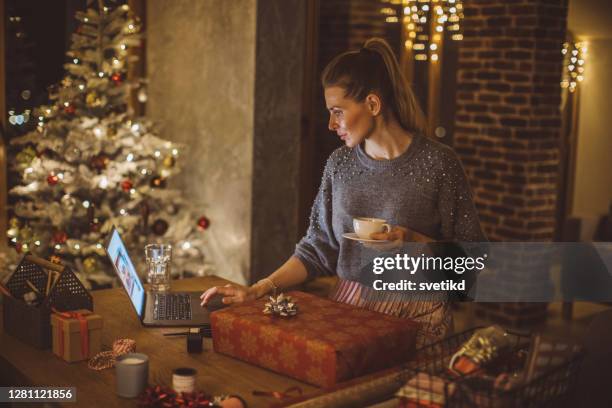 weihnachtsfreude - weihnachten laptop stock-fotos und bilder